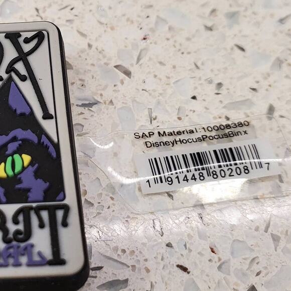 Disney Hocus Pocus Crocs Jibbitz Hocus Pocus Binx Shoe Charm NEW with Tags - Picture 4 of 5